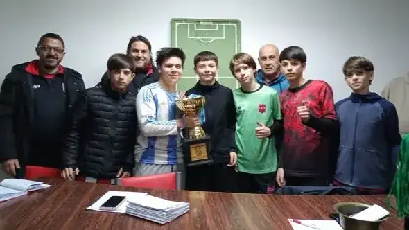 El cuerpo técnico y parte del plante de Central Entrerriano campeón e invicto en 2012.