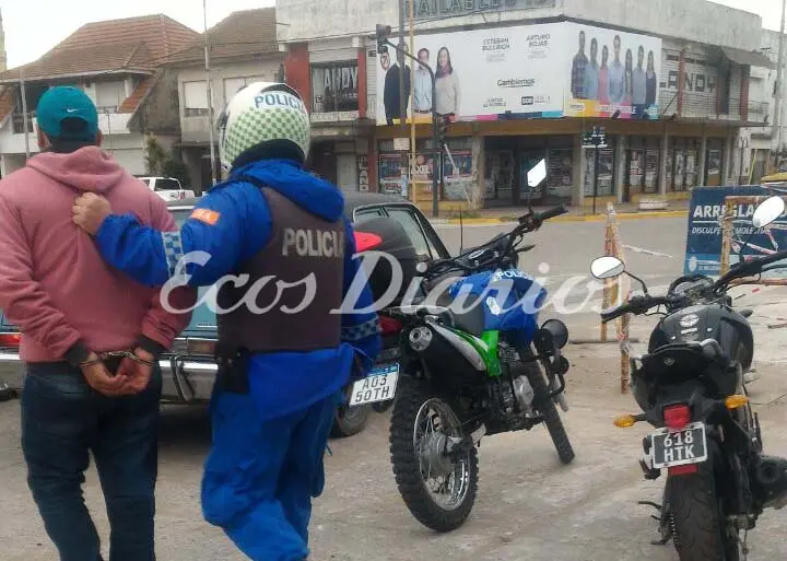 Forcejeó y golpeó a los policías para escaparse