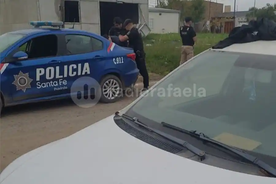 Lo vieron adentro de un auto que no sería suyo y lo denunciaron a Ojos en Alerta