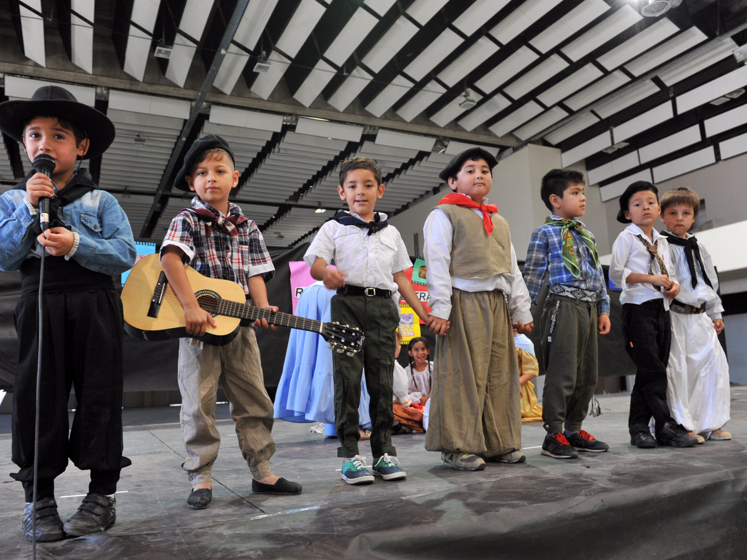 Gauchos y chinitas llenaron de tradición el Superdomo 