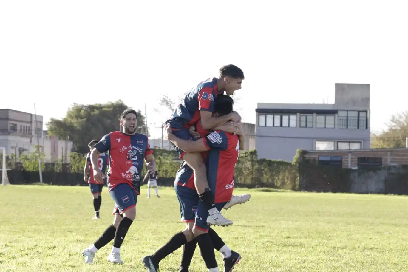 Sud América abrazó los tres puntos, en un partido clave -a futuro- por la permanencia (crédito: Pato Negro/IG Gol Entra).
