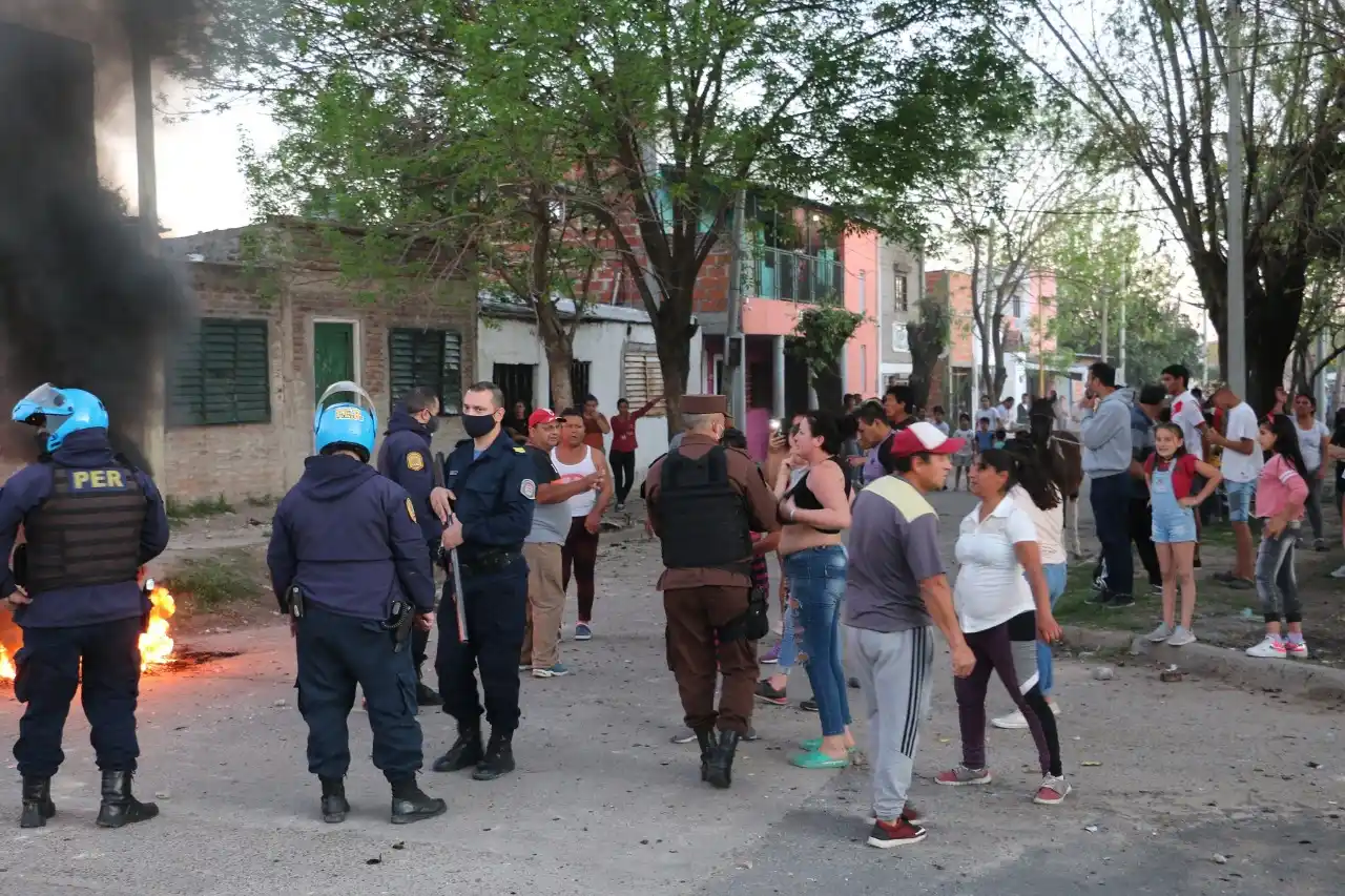 Batalla campal: vecinos del Munilla quisieron desterrar del barrio a "Los Catamanos"