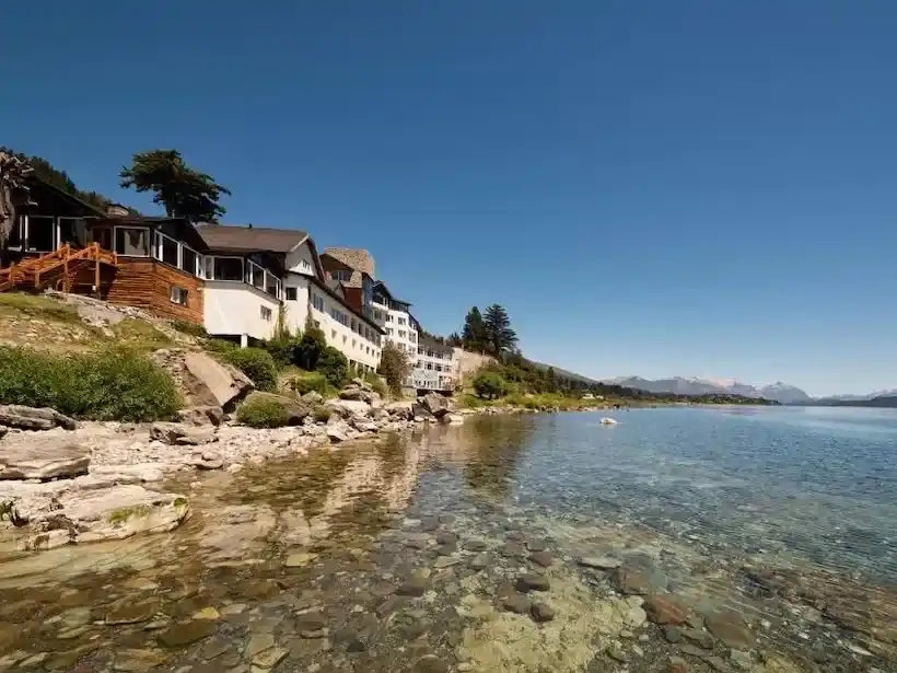 Bariloche: el comunicado de la AEHGB tras el incendio del emblemático Hotel Huemul