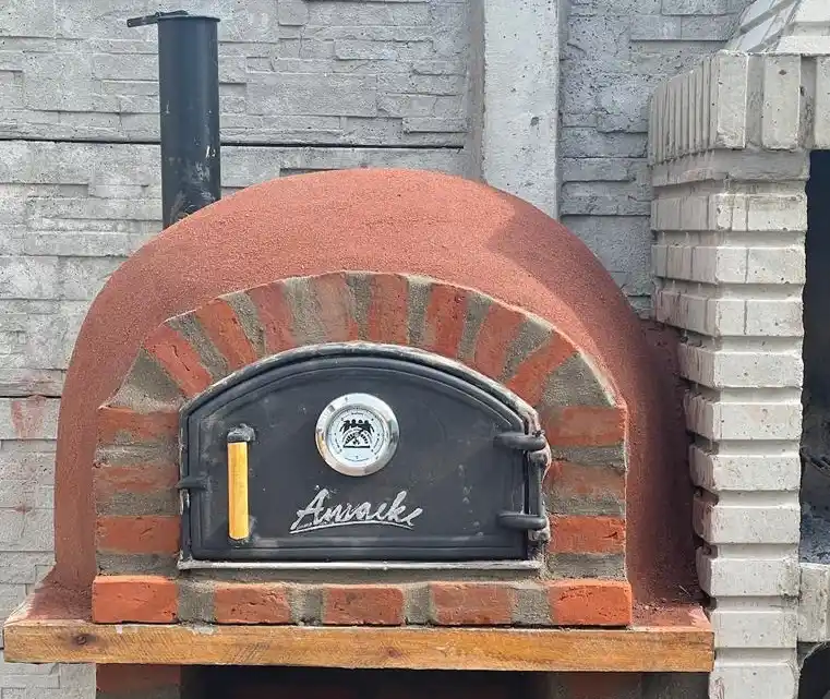 El horno de barro se ve en muchas viviendas, tanto urbanas como rurales.