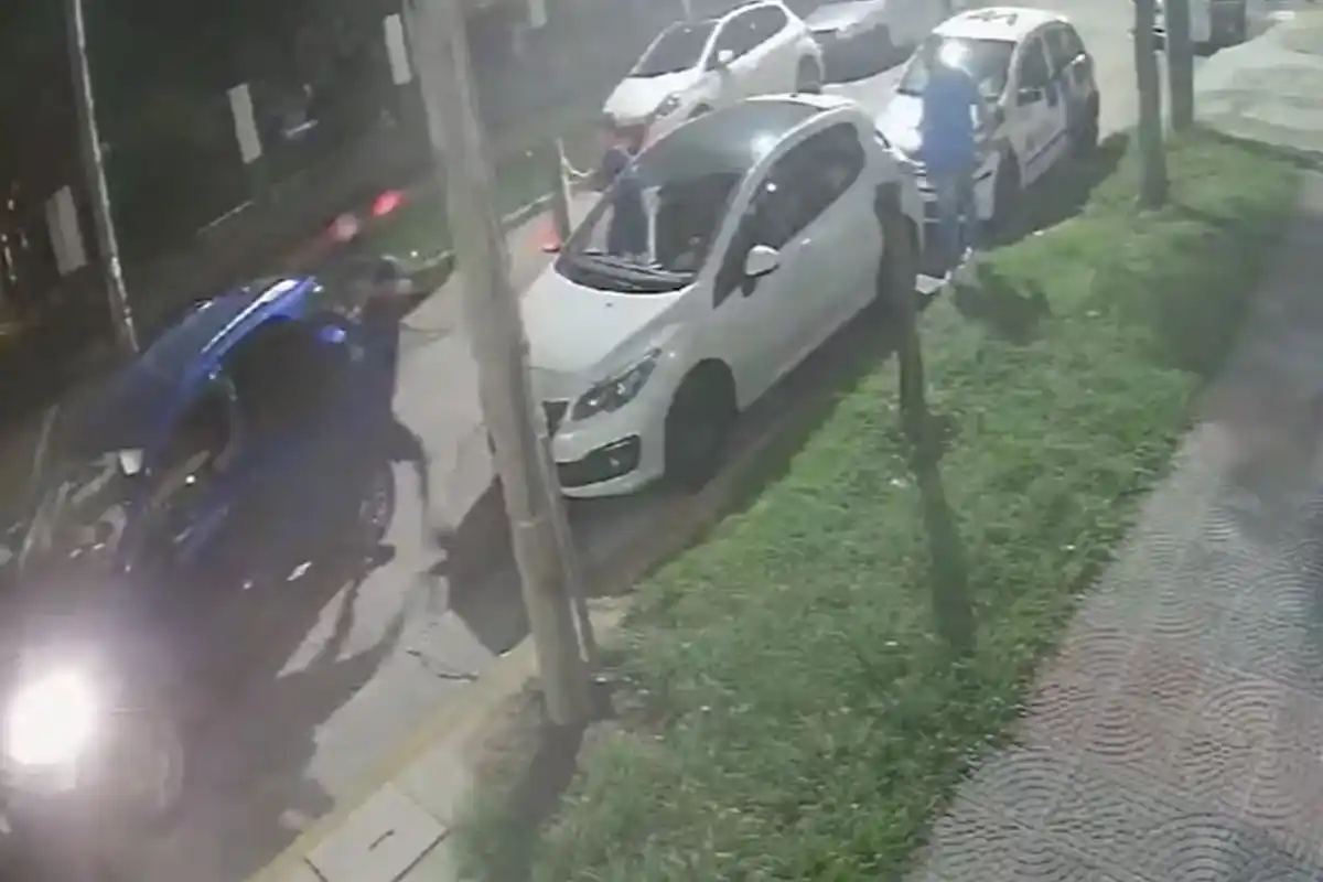 La víctima fue abordada por dos delincuentes mientras bajaba de un auto junto a su padre.