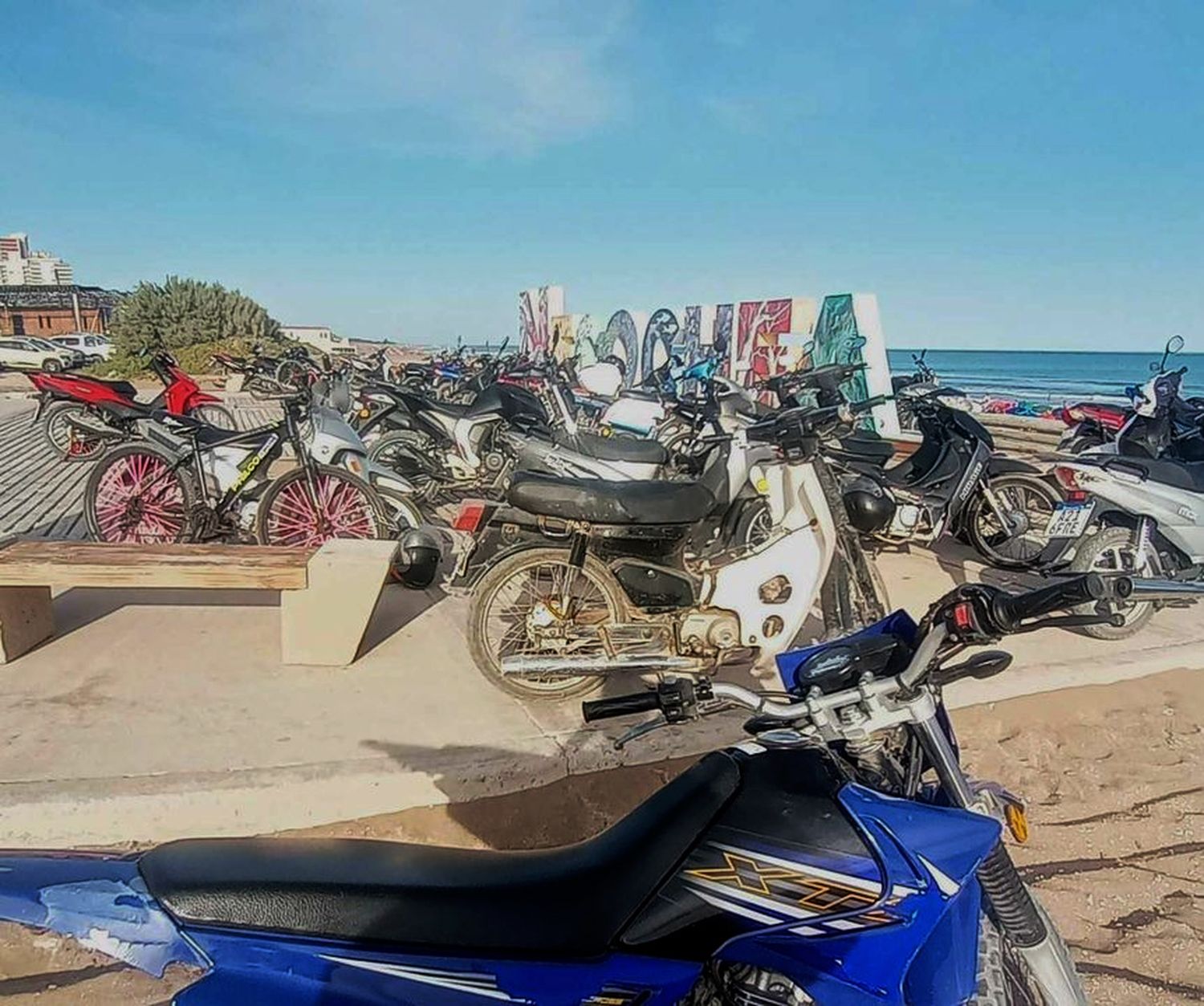 ¿Postal de Necochea o estacionamiento de motos?