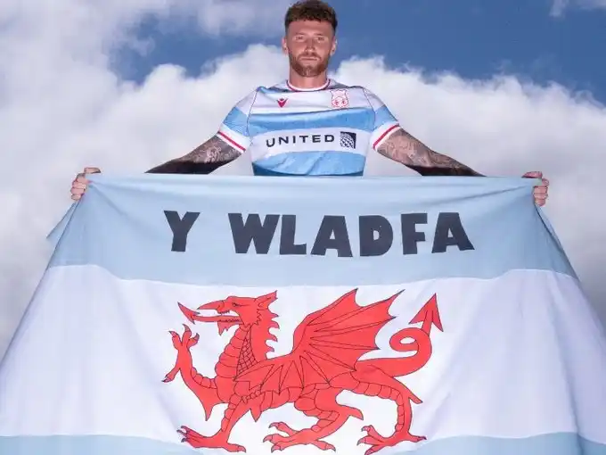 La camiset del Wrexham en honor a la comunidad galesa en la Patagonia argentina.