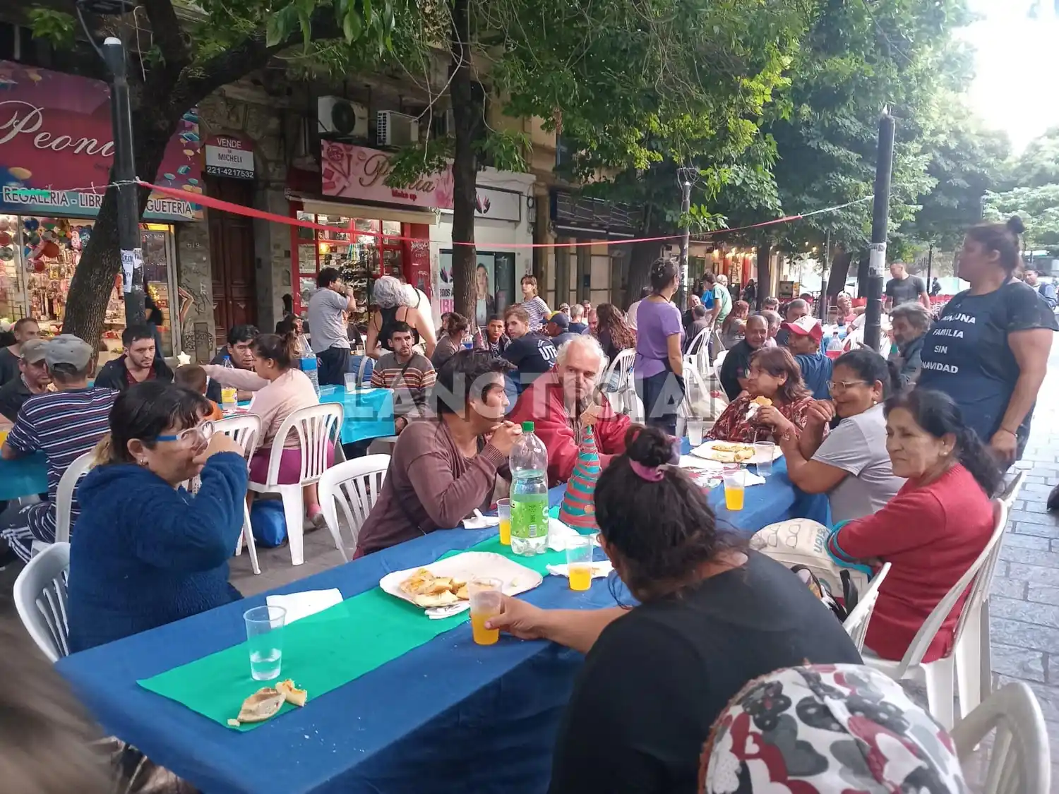 Las mesas se armaron en 51 entre 7 y 8 frente a la Legislatura Bonaerense.