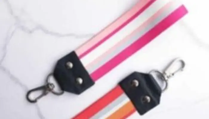 Buscan llave de moto con un llavero rosa y negro a rayas
