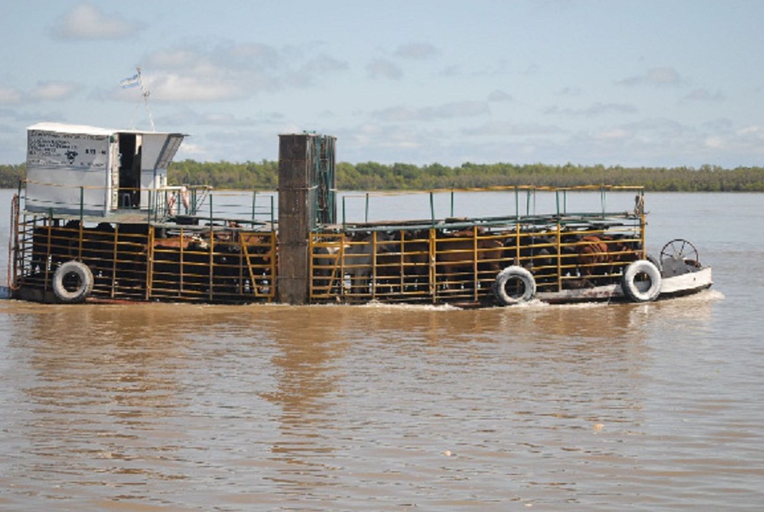 Una embarcación de traslado de hacienda partícipe de un accidente náutico en El Barrancoso