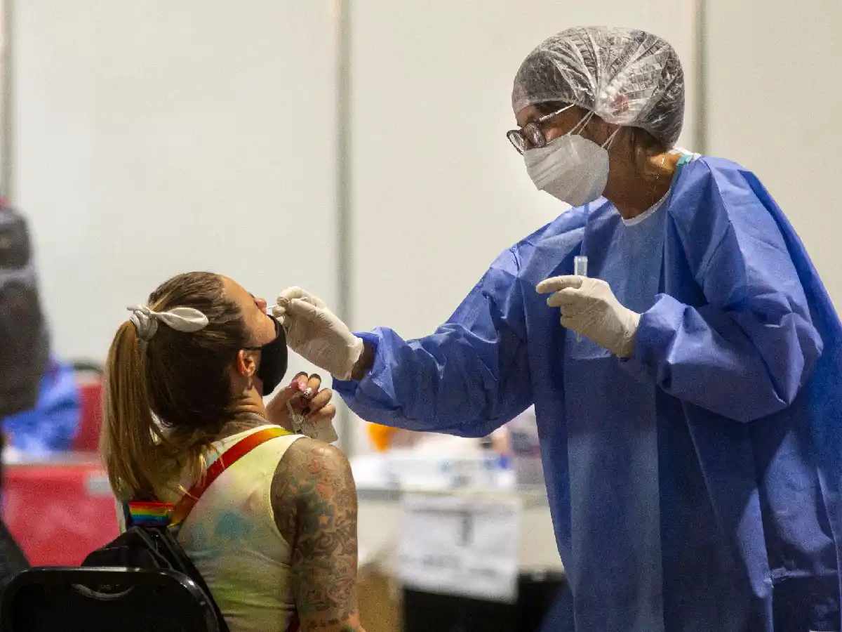 Se detiene la caída de casos positivos diarios de coronavirus en el país