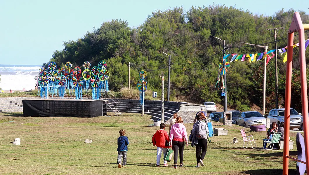 Se prepara el escenario de la plaza “3 de agosto” para vivir a pleno el Carnaval