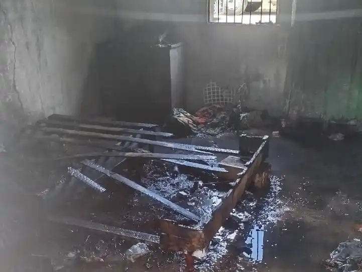 La habitación quedó totalmente afectada por las llamas.