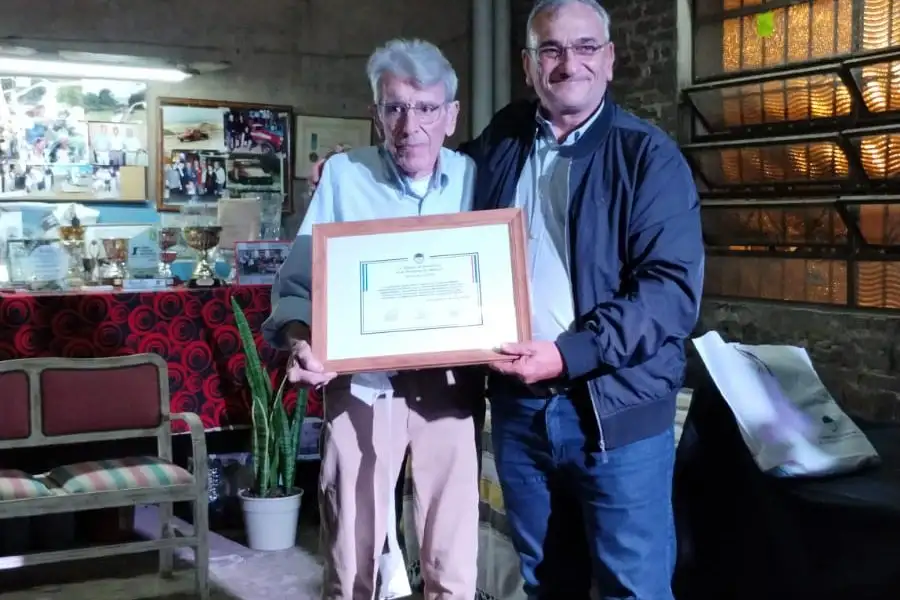 Calvo hace entrega del merecido reconocimiento