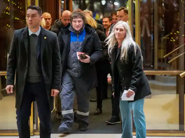 Milei llegó a Noruega vestido con el mameluco de YPF