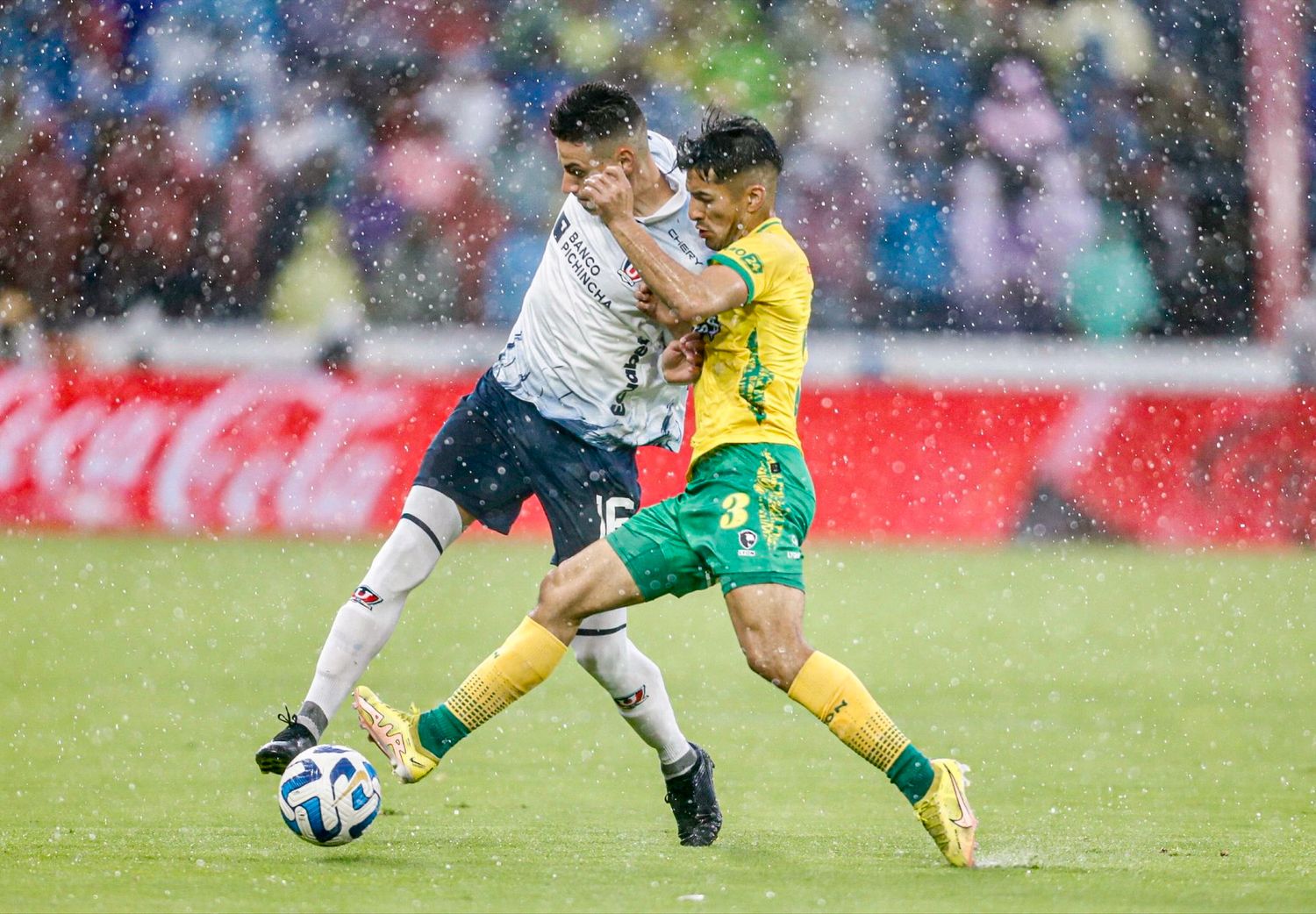 Martínez y Soto van con todo por la pelota.