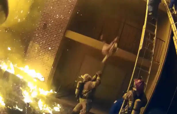 Video: un bombero atrapa a un bebé arrojado desde un edificio en llamas