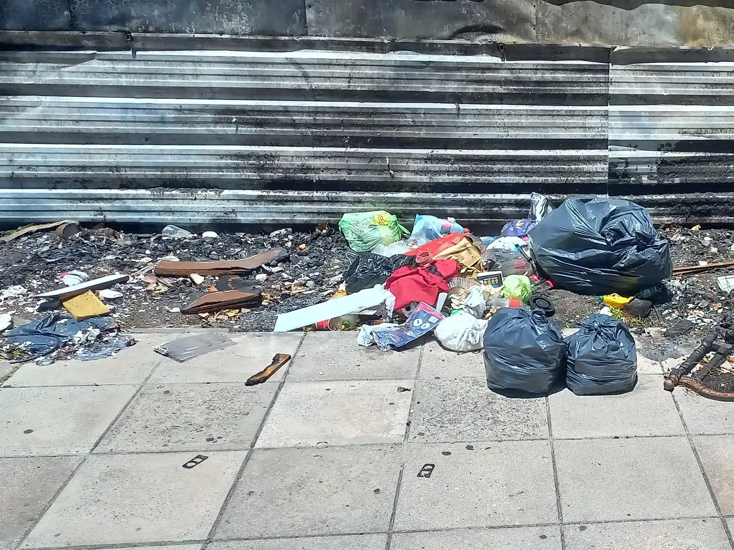 La esquina de Luro y Misiones está colmada de basura y nadie la recoge.