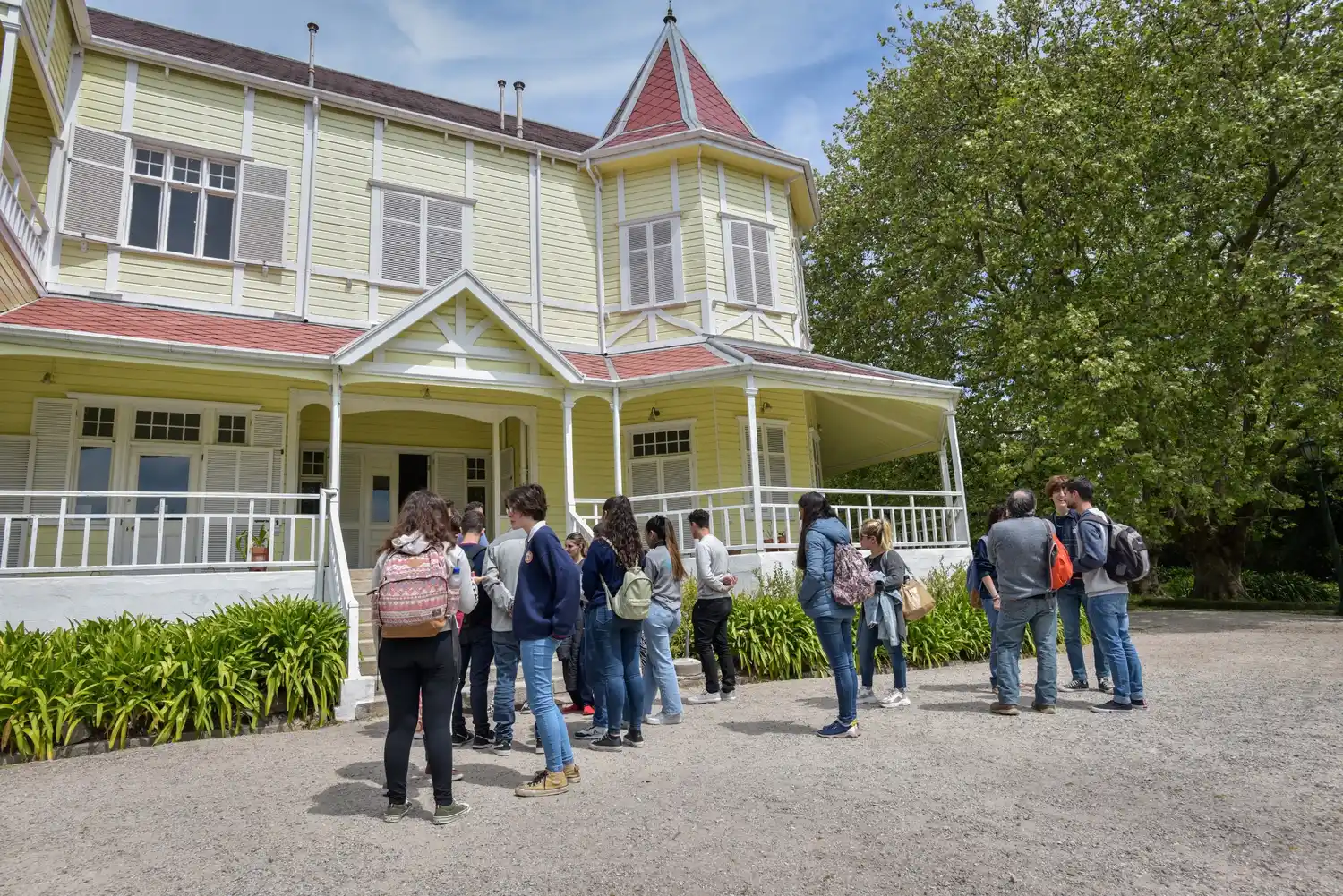 Además, se inician múltiples opciones de talleres en bibliotecas y programas sociales desde una perspectiva de educación no formal.