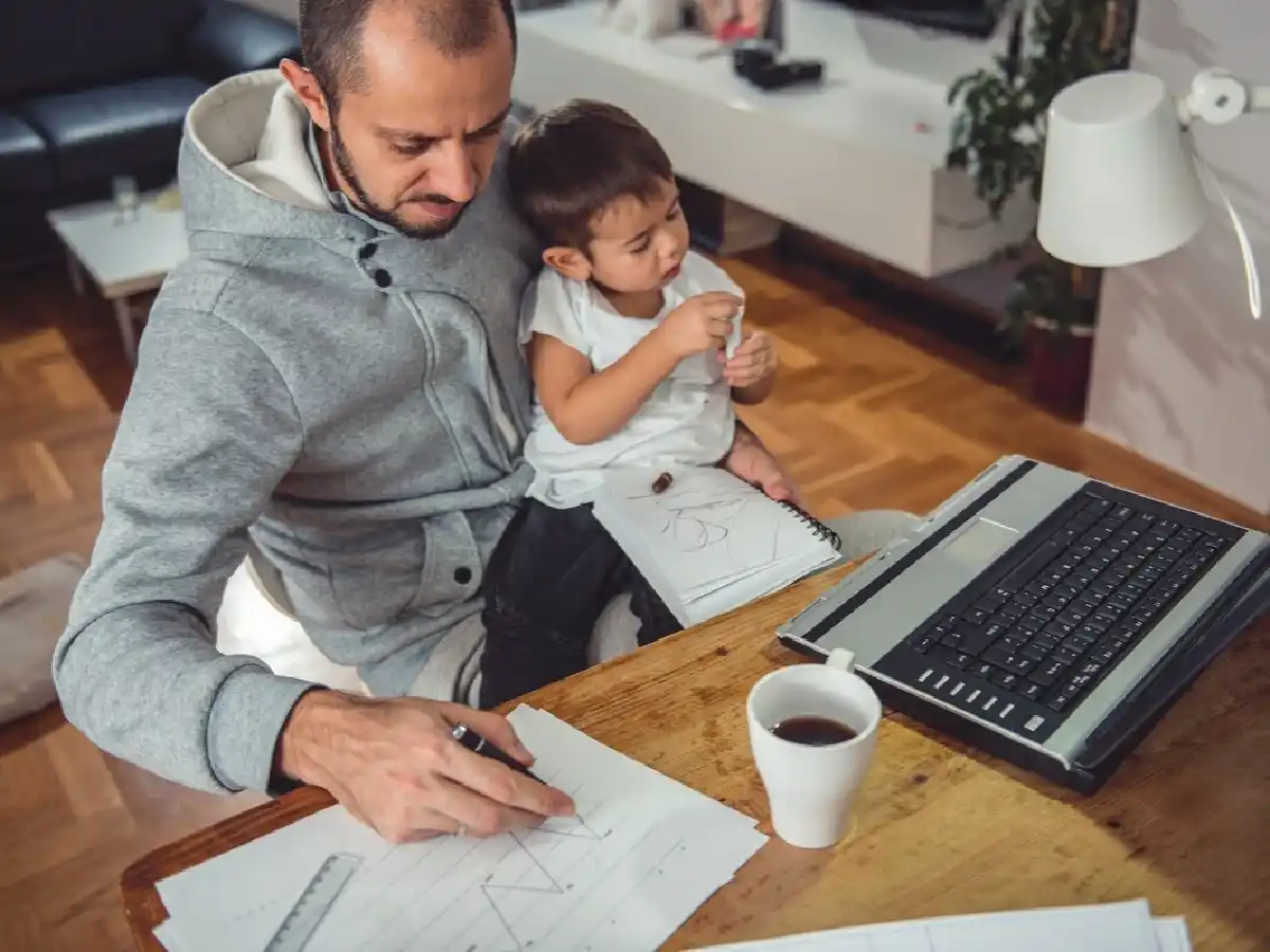 Empleados públicos nacionales con hijos de hasta 13 años podrán trabajar de manera remota