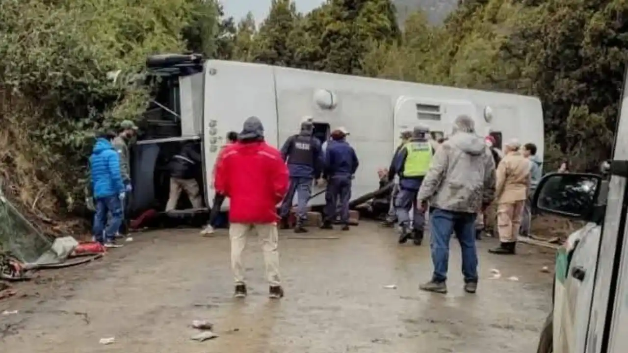 Volcó un micro con más de 40 turistas camino a Villa Traful: hay 20 heridos, 5 graves