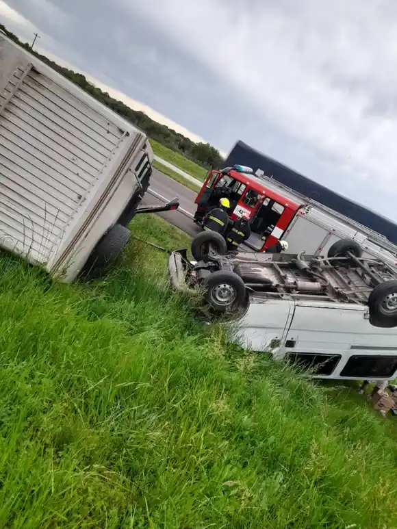 Una camioneta remolcaba a un vehículo, volcaron y fueron hospitalizados los ocupantes
