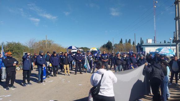 Papel Prensa: Federación de Papeleros llegó a la planta para una asamblea informativa en la puerta