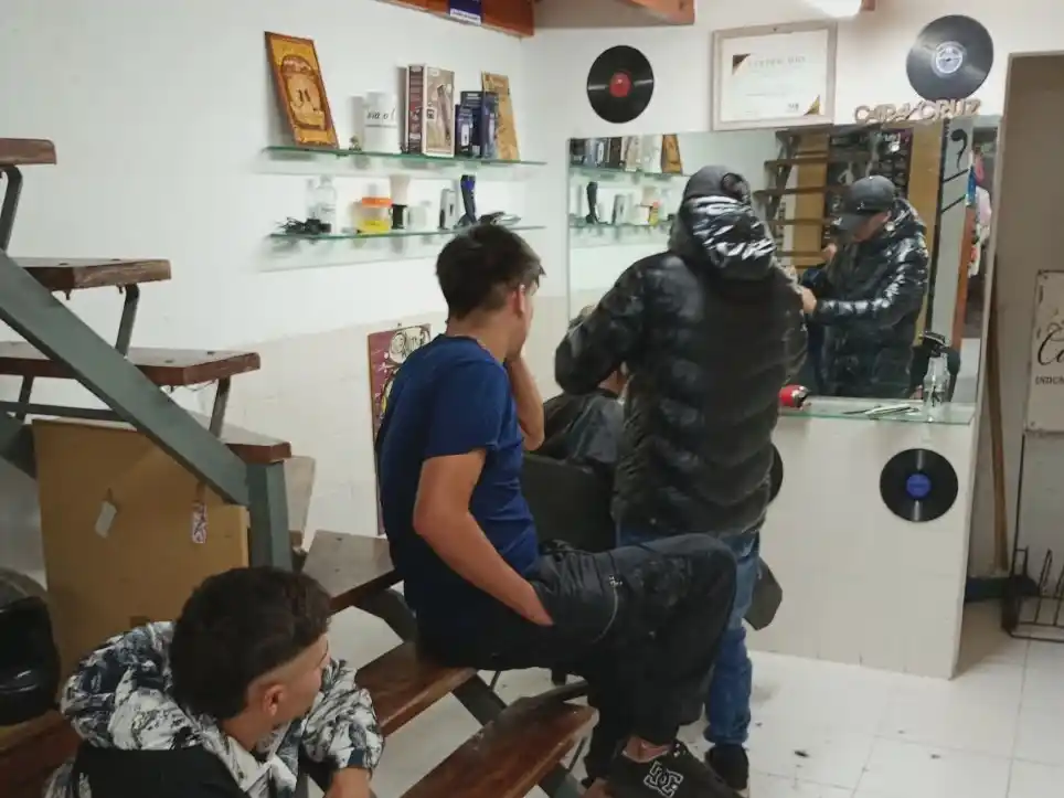 Los cortes tendrán lugar en la barbería, ubicada en Maestro Reyna 490.