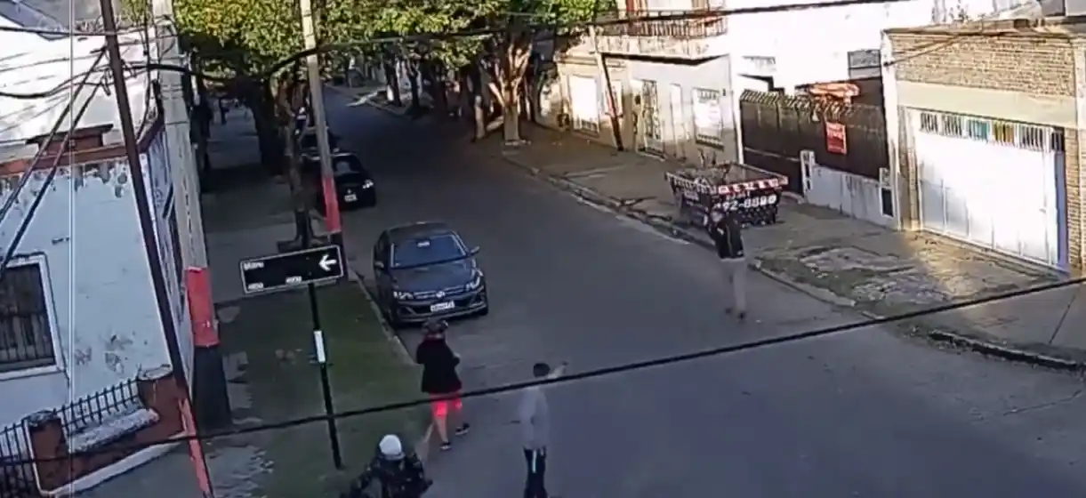 Pudo haber sido una tragedia: le dispararon sin mediar palabras para robarle la moto