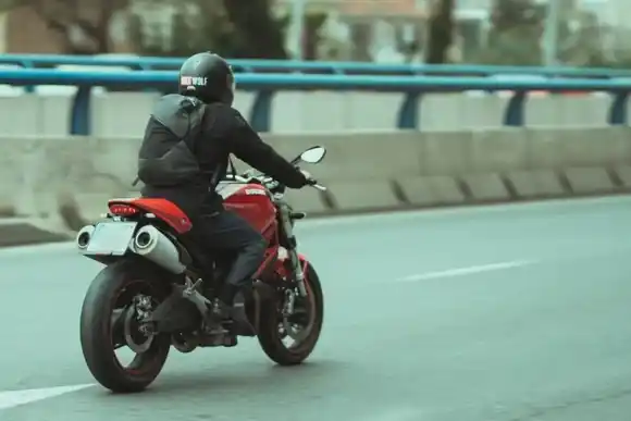 Engañaron a un chofer de moto de una aplicación de traslados y lo asaltaron en barrio Industrial