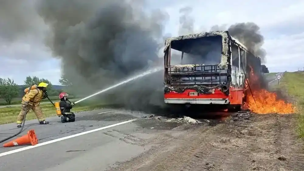 El colectivo quedó completamente destruido.