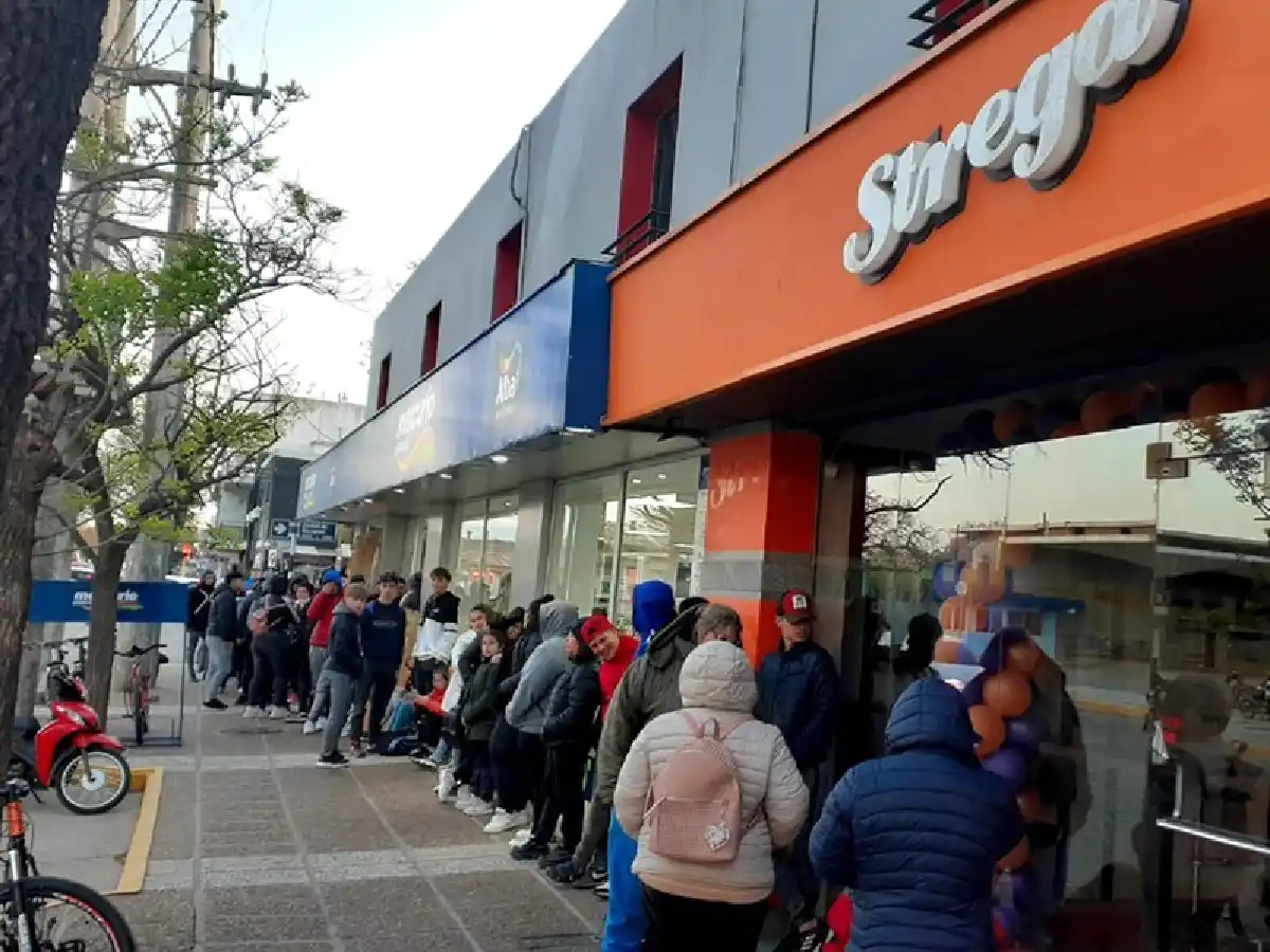 De locos: Strega pone su lomo al precio de 2011 y ya hay una cuadra de cola 