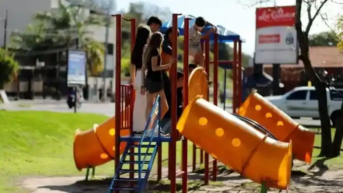 Buscan familias para una niña de 6 años y un adolescente de 13