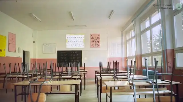 Aula vacía, pizarrón lleno: la campaña #QueEntiendanLoQueLean busca visibilizar la crisis de comprensión lectora en un país donde enseñar se vuelve cada vez más difícil.