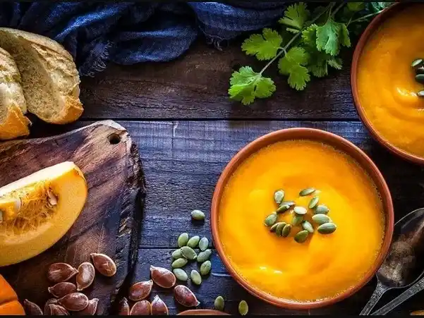 Las sopas y caldos caseros con verduras de estación son una gran opción.