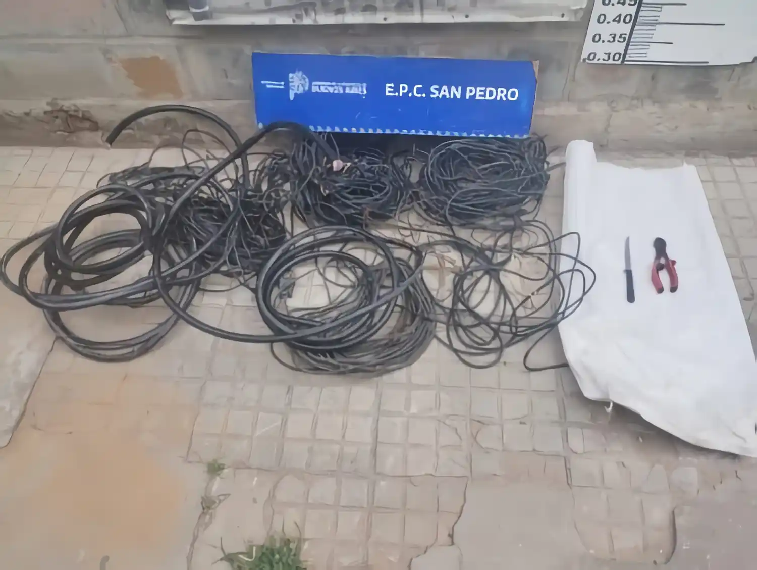 Los cables secuestrados en poder de los delincuentes. Foto. Policía Bonaerense.