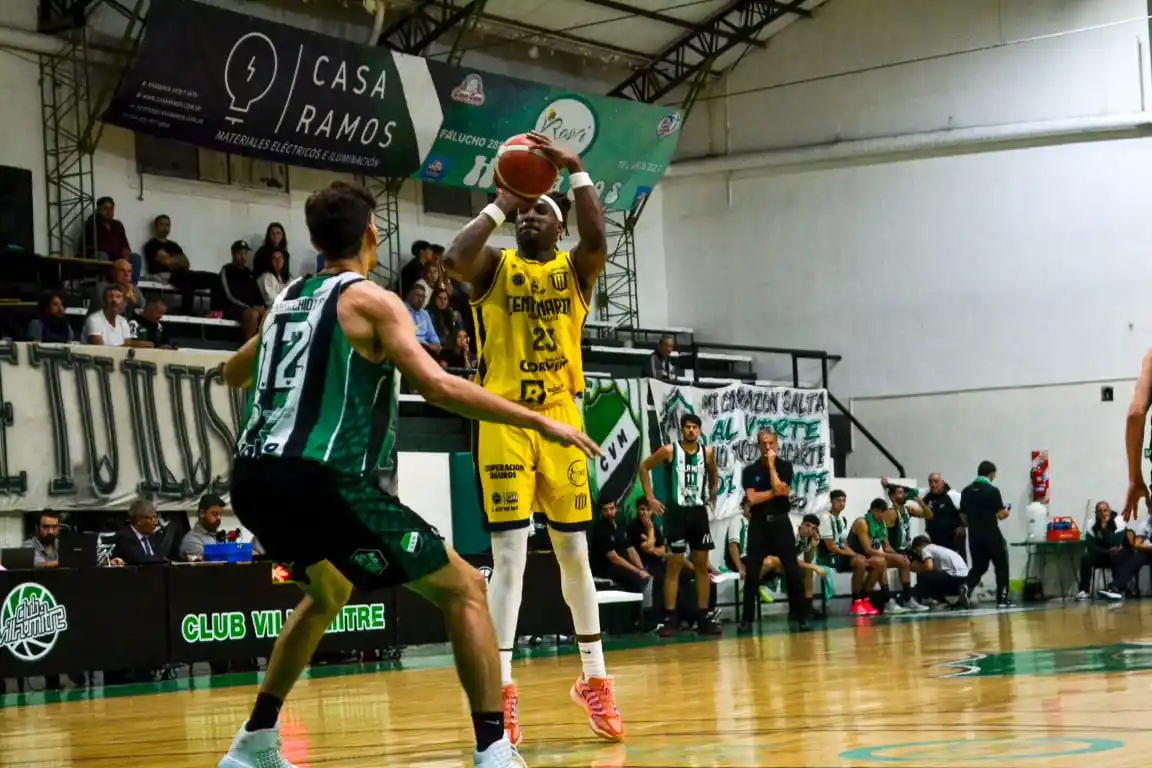 El norteamericano Brown fue el goleador de la noche para Centenario. Foto: Prensa Villa Mitre