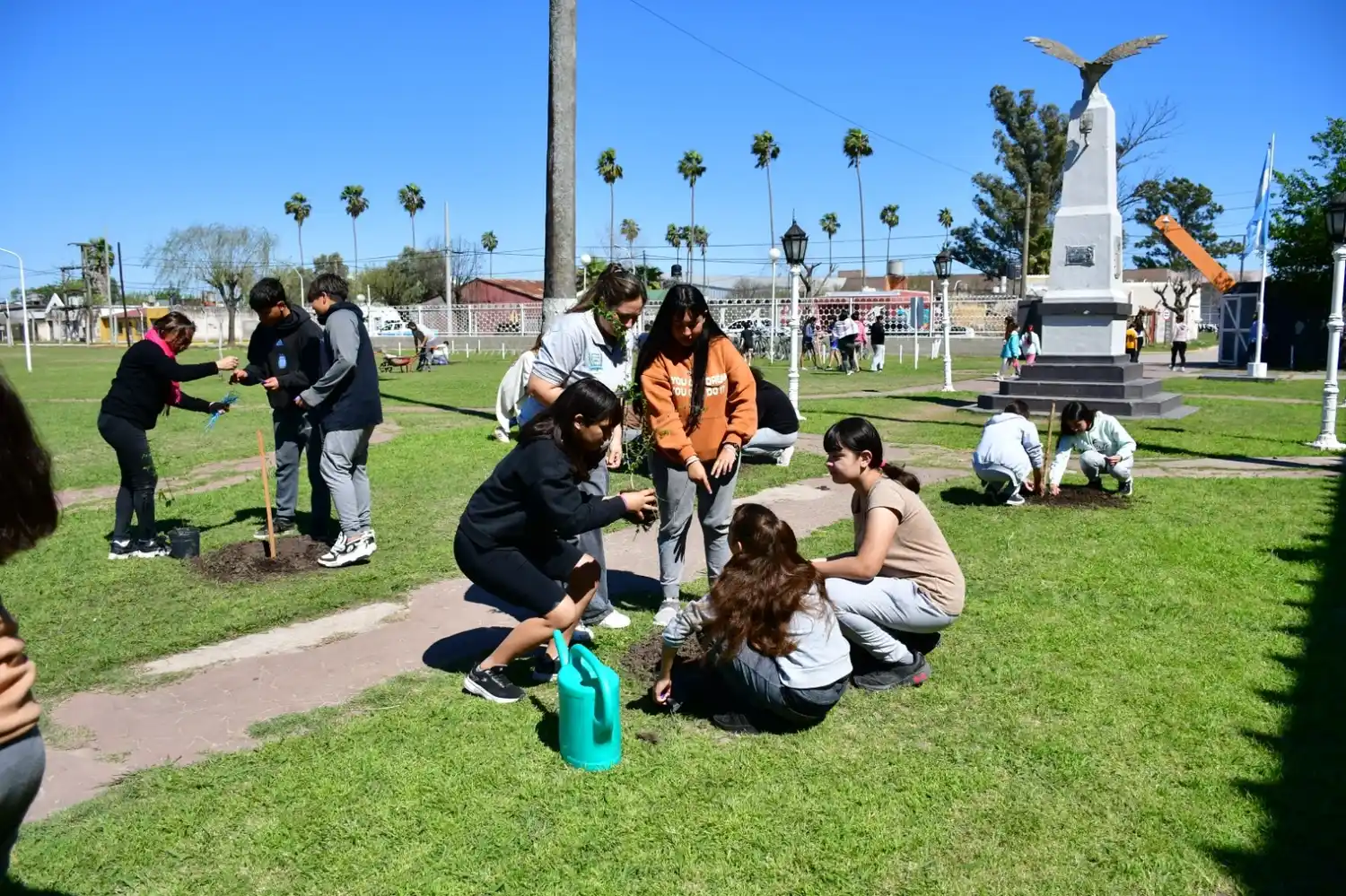 El Vivero Municipal de San Francisco colabora en la forestación del Polideportivo de Frontera