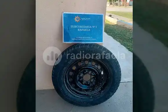 Aprovechó el descuido de un baúl abierto y robó la rueda auxiliar