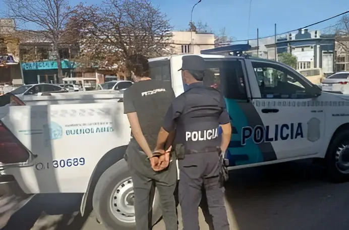 Hombre fue aprehendido por agredir a su pareja y a policías