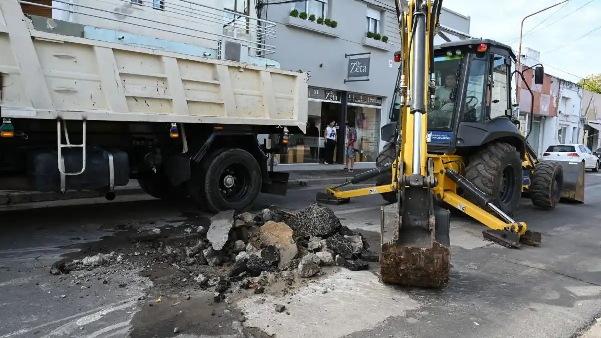 Trabajan en una calle del centro para eliminar los históricos malos olores