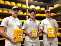 Un día con los maestros queseros de la Escuela Granja: así se fabrica el "Banquete", el queso de Tandil