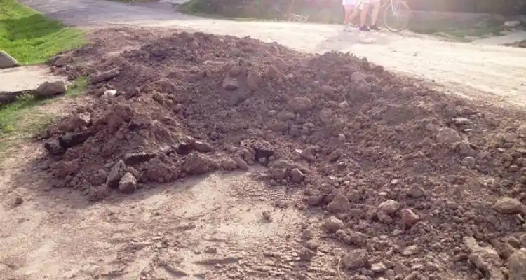 Quejas por un “posible desagüe cloacal sobre la costanera”