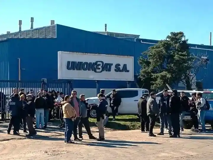 Dictaron conciliación obligatoria por los 100 despidos en Unionbat, pero la empresa no dejó ingresar a los trabajadores