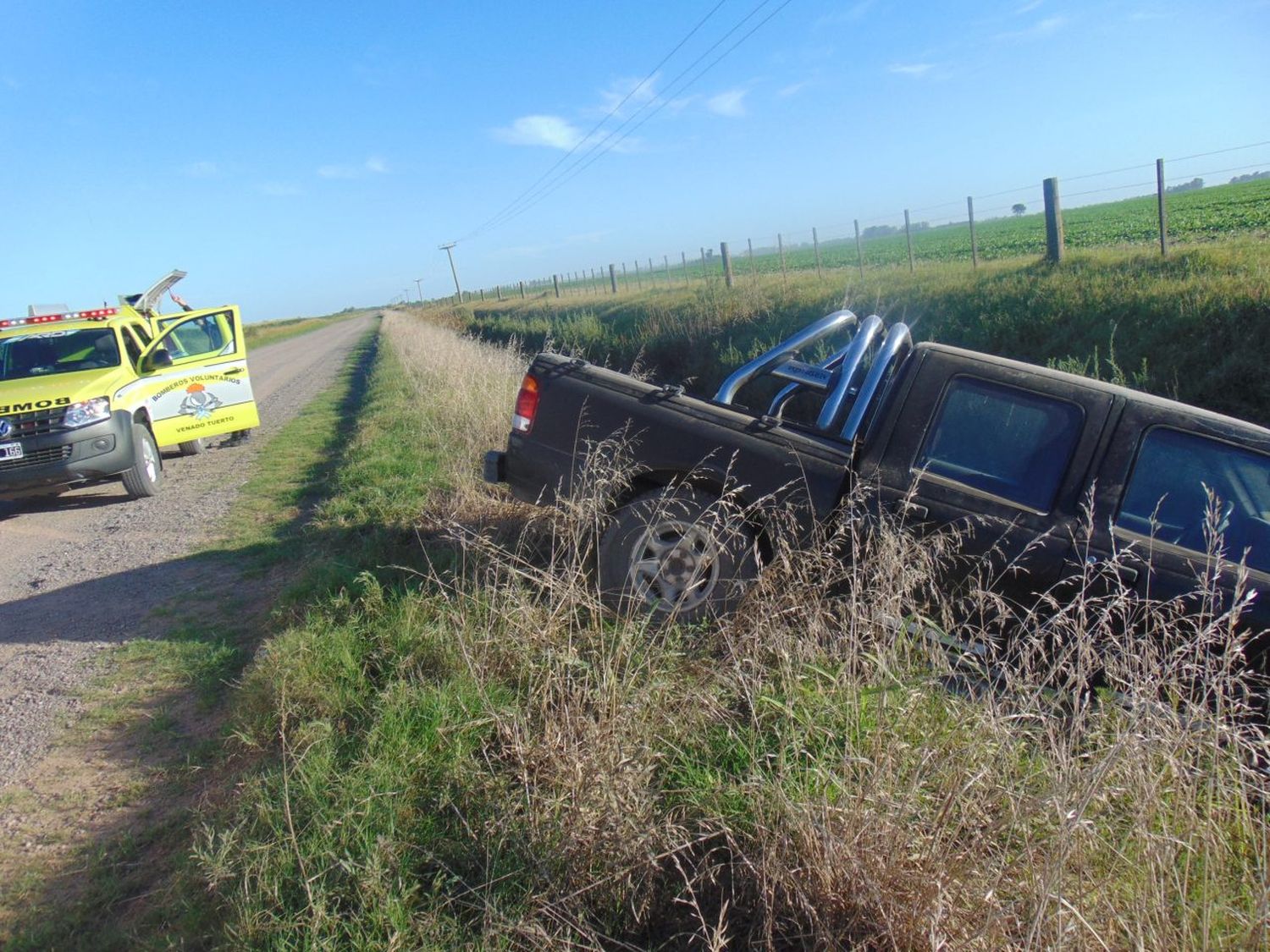 Mujer hospitalizada tras caer con la camioneta en una cuneta