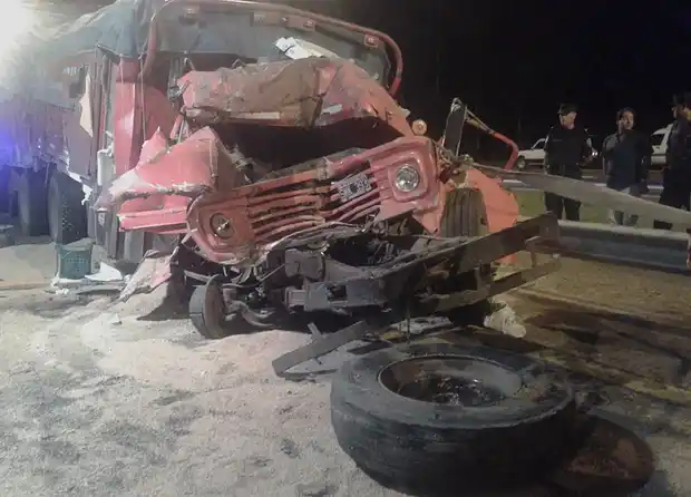 Un joven de 19 años murió en un choque entre camiones