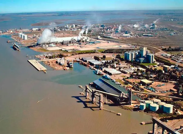 Un buque derramó combustible en Bahía Blanca