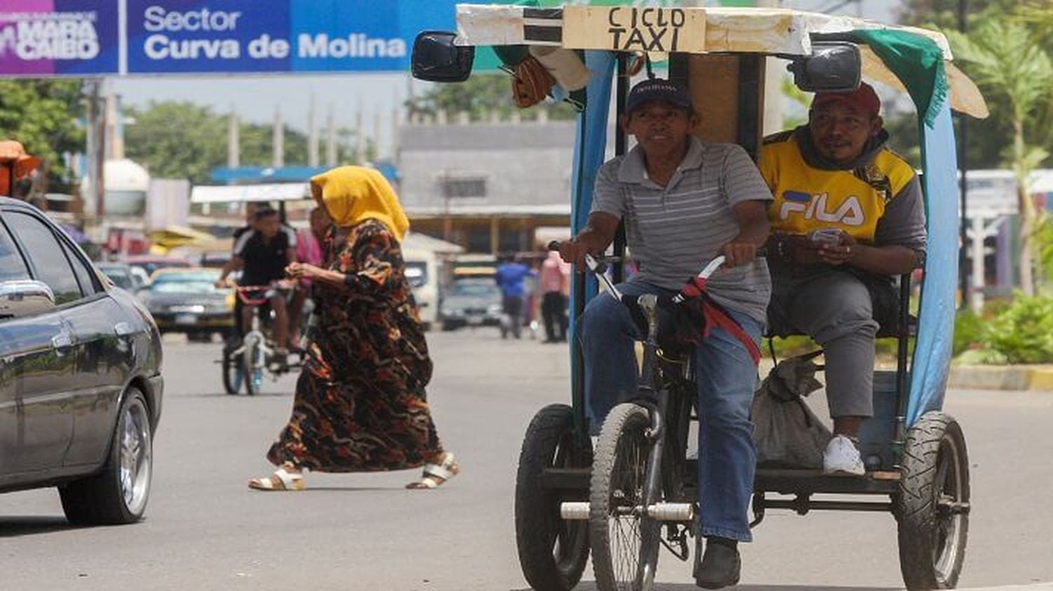BICITAXIS y lanchas a vela: ingeniosas creaciones del zuliano para paliar la escasez de gasolina