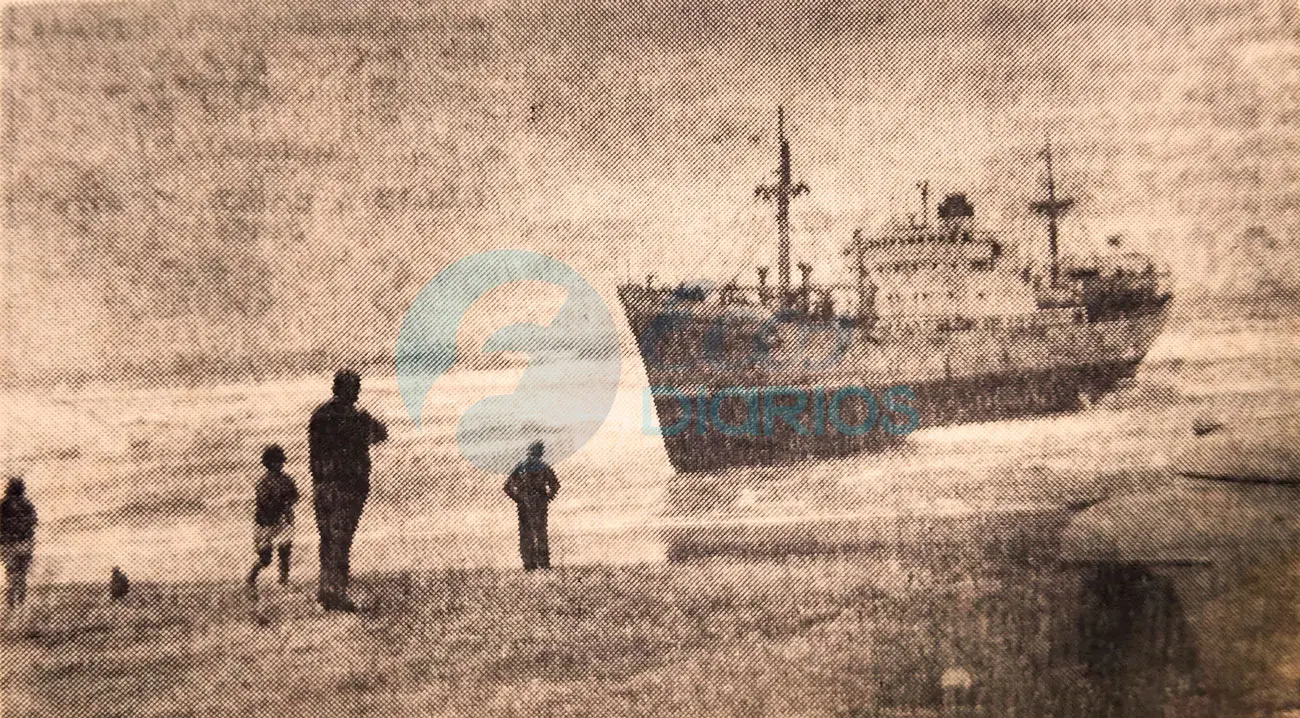 Mirada desde la orilla al barco que estaba casi fuera del agua