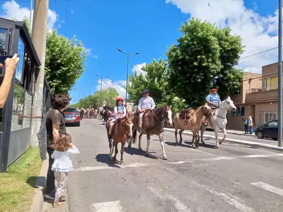 Color y tradición en el desfile del "Hombre de Campo" por las calles de la ciudad